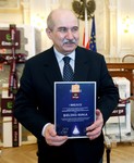 Wręczenie nagród w UM Bielska Białej - prezydent miasta Jacek Krywult