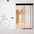 Drzwi Raumplus S1200 w minimalistyczny apartamencie w Krakowie