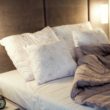 Rustykalny minimalizm w sypialni